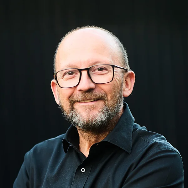 The 34th President of PRGN, Frédéric François is Founder and Managing Partner of Two cents in Belgium and the Netherlands. Frédéric had his first job as a PR-assistant of Belgian Prime Minister Wilfried Martens. The PM got fired, Fred also. After this inspiring period he discovered the world of trade fairs at Brussels Expo for nearly 10 years, focusing on sales and PR. In 2001 he created Advanced Fair to be in touch with various sectors and people, serving them with PR services and logistic support at trade fairs. “Advanced Fair’s PR department developed so well that we decided to brand it separately. This is how Two cents was born,” says Fred.